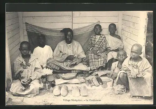 AK Village sénégalais, Le Cordonnier, Afrikanischer Schuhmacher mit Kindern