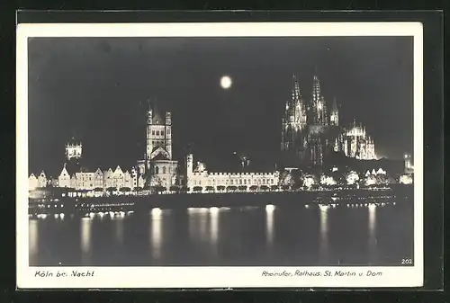 AK Köln, Rheinufer, Rathaus, St. Martin und Dom bei Nacht
