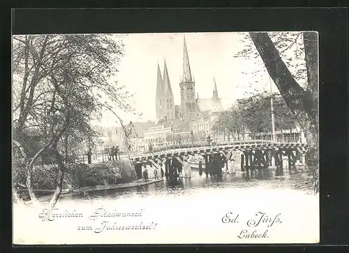 AK Lübeck, Brücke mit Passanten mit Blick auf Kirchtürme