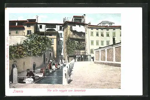 AK Trento, Via alle roggie con lavandaie, Waschfrauen am Kanal