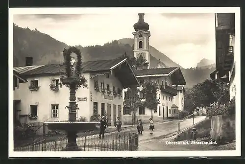 AK Oberaudorf, Ortsansicht mit Passanten und Kirche