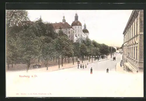 AK Neuburg / Donau, Ortsansicht mit Passanten