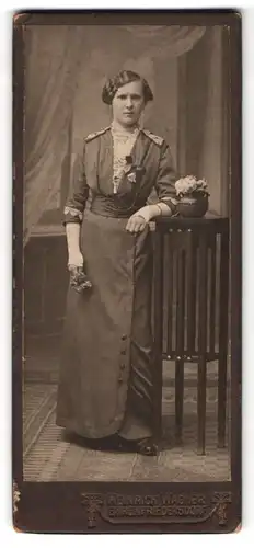 Fotografie Heinrich Wagner, Ehrenfriedersdorf, Chemnitzerstr., Portrait bildschönes Fräulein mit Ansteckblume am Kleid