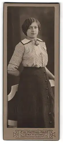 Fotografie E. W. Matthias, Seifhennersdorf i. S., Rumburgerstr., Portrait charmantes Fräulein in Bluse und Rock