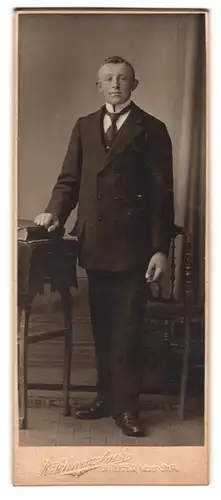Fotografie R. Schwarzbach, Bitterfeld, Kaiserstr. 14, Portrait stattlicher junger Mann im eleganten Anzug