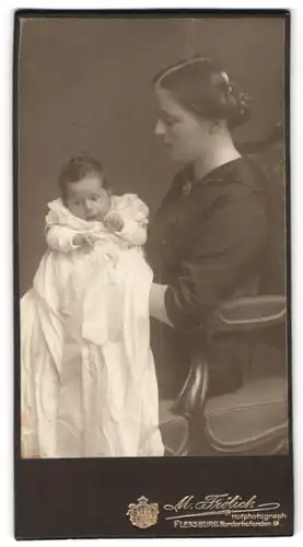 Fotografie M. Frölich, Flensburg, Norderhofenden 9, Portrait stolze Mutter mit Baby im Taufkleidchen