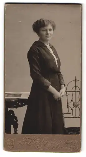 Fotografie F. Kolby, Plauen i. V., Rädelstr. 1, Portrait bildschönes Fräulein im Kleid