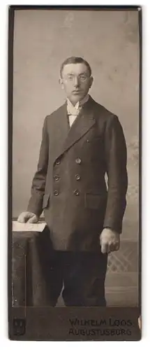 Fotografie Wilhelm Loos, Augustusburg, Marienbergerstr. 25, Portrait junger Mann mit Zwicker im Anzug
