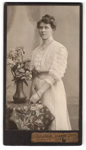 Fotografie Brüder Hahn, Chemnitz, Königstr. 21, Portrait elegant gekleidetes Fräulein mit Dutt