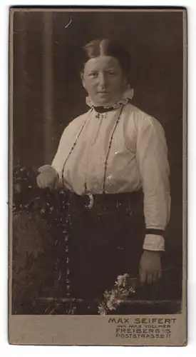 Fotografie Max Seifert, Freiberg i. S., Poststr. 11, Portrait brünette junge Frau in Bluse und Rock