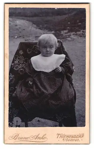 Fotografie Bruno Anke, Thiemendorf, Portrait süsses blondes Mädchen im Kleidchen auf Stuhl sitzend