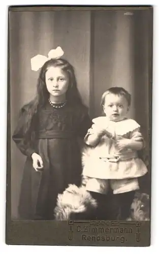 Fotografie C. Zimmermann, Rendsburg, Portrait hübsches Mädchen mit Haarschleife & kleiner Bube im Anzug