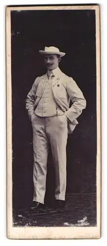 Fotografie unbekannter Fotograf und Ort, Portrait stattlicher junger Mann mit Hut im Anzug