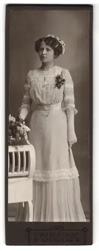 Fotografie C. Seeber, Oberwiesa, Portrait dunkelhaarige Schönheit im weissen bestickten Kleid
