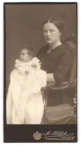 Fotografie M. Frölich, Flensburg, Noderhofenden 9, Portrait stolze junge Mutter mit Baby im Taufkleid