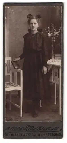 Fotografie M. Walther, Seifhennersdorf i. Sa., Portrait hübsches Fräulein mit Haarschleife im Kleid