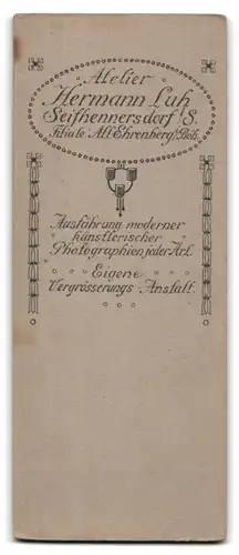 Fotografie Hermann Luh, Seifhennersdorf i. S., eines elegant gekleideten Mädchens mit Bibel in der Hand