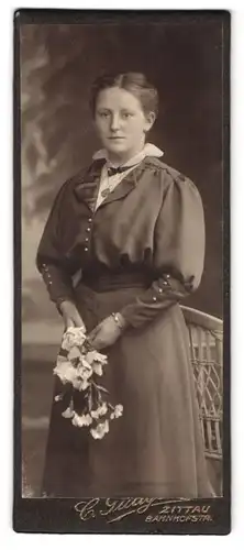 Fotografie Fotograf unbekannt, Zittau, Bahnhofstr., Portrait bildschönes Fräulein mit Blumen in der Hand