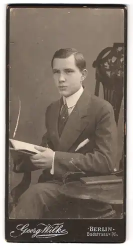 Fotografie Georg Wilke, Berlin, Badstrasse 36, Portrait charmanter junger Mann im Anzug und Buch in der Hand