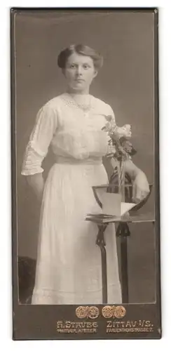 Fotografie H. Strube, Zittau i. S., Frauenthorstr. 7, Portrait schönes Fräielin im weissen bestickten Kleid