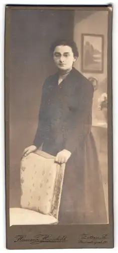 Fotografie Hermann Hauschild, Zittau i. Sa., Reichenbergerstr. 28, Portrait dunkelhaarige Frau mit Zwicker am Stuhl