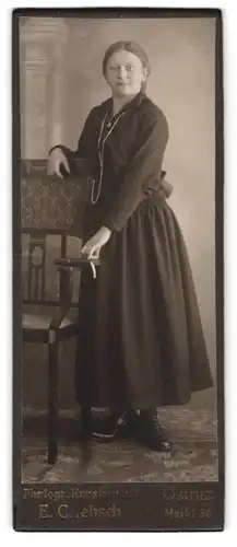 Fotografie E. Griebsch, Ostritz, Markt 36, Portrait charmant lächelndes Fräulein im Kleid
