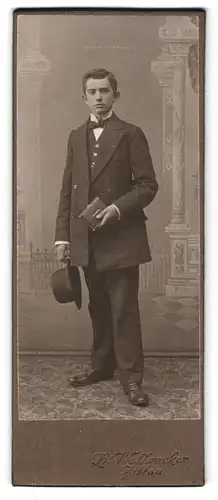 Fotografie H. Walbrecker, Zittau, Theodor-Körner-Allee, Portrait junger Mann mit Hut im Anzug