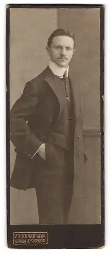 Fotografie Atelier Wertheim, Berlin, Leipzigerstr., Portrait charmanter junger Mann mit Zwicker im Anzug