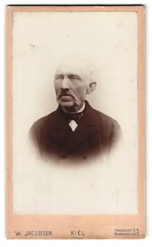 Fotografie W. Jacobsen, Kiel, Holstenstr. 4, Portrait betagter Herr mit Bart im Jackett
