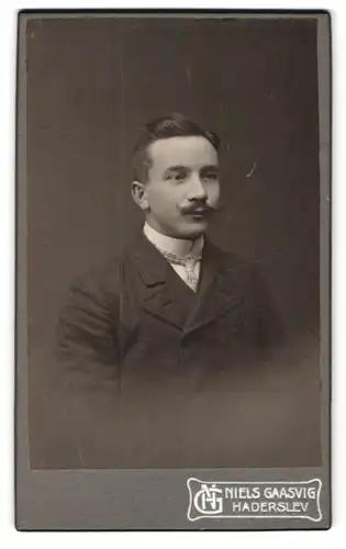 Fotografie Niels Gaasvig, Haderslev, Gravene 433a, Portrait junger charmanter Mann mit Schnurrbart