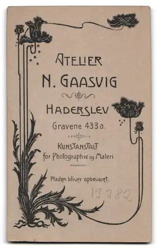 Fotografie Niels Gaasvig, Haderslev, Gravene 433a, Portrait junger charmanter Mann mit Schnurrbart