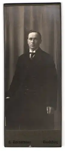 Fotografie C. Zimmermann, Rendsburg, Portrait dunkelhaariger junger Mann in Krawatte und Jackett