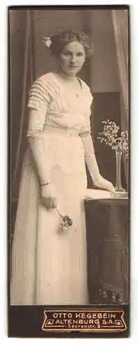 Fotografie Otto Kegebein, Altenburg / S.-A., Sporenstr. 2, Portrait blondes Fräulein im gerüschten Kleid