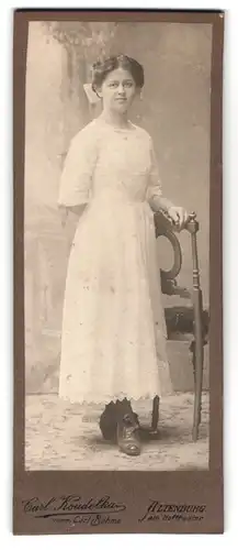 Fotografie Carl Koudelka, Altenburg / S.-A., Portrait schöne junge Frau im weissen bestickten Kleid