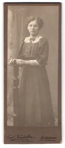 Fotografie Carl Koudelka, Altenburg / S.-A., Portrait bildschönes Fräulein mit Schleife am Kleiderkragen
