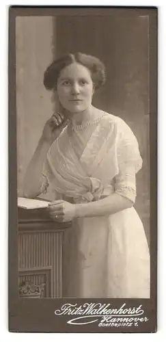 Fotografie Fritz Walkenhorst, Hannover, Goetheplatz 1, Portrait junge schöne Frau mit Halskette im bestickten Kleid