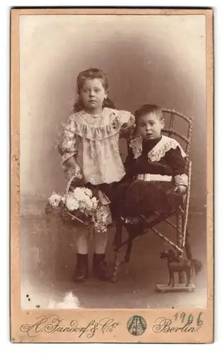 Fotografie A. Jandorf & Co., Berlin, Spittelmarkt 16-17, Portrait niedliches Kinderpaar mit Blumenkorb