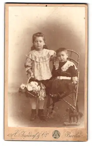 Fotografie A. Jandorf & Co., Berlin, Spittelmarkt 16-17, Portrait niedliches Kinderpaar mit Blumenkorb