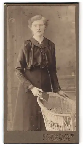 Fotografie Richard Bassler, Oberoderwitz, Portrait blondes Fräulein mit Buch in Bluse und Rock