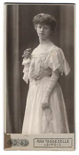 Fotografie Max Taggeselle, Leipzig, Zeitzerstr. 23, Portrait schönes Fräulein im weissen Kleid mit Ansteckblume