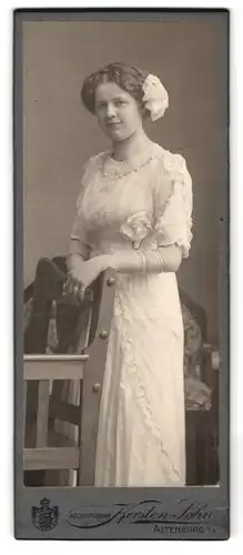 Fotografie Kersten Sohn, Altenburg / S.-A., Portrait charmantes Fräulein mit Haarschleife im Kleid