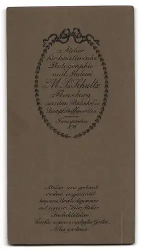 Fotografie M. B. Schultz, Flensburg, Portrait bildschönes Fräulein im bestickten Kleid