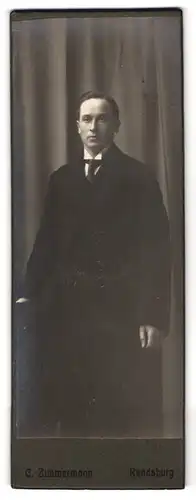 Fotografie C. Zimmermann, Rendsburg, Portrait junger charmanter Mann in Krawatte und Anzug