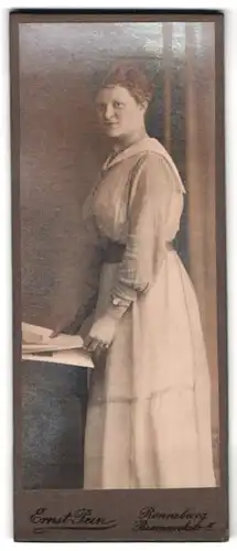 Fotografie Ernst Pein, Ronneburg, Portrait bildschönes Fräulein im eleganten Kleid