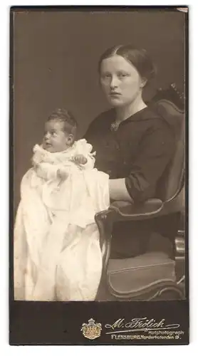 Fotografie M. Frölich, Flensburg, Norderhofenden 9, Portrait stolze junge Mutter mit Baby im Taufkleidchen