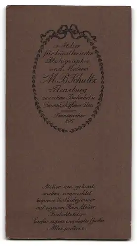 Fotografie M. B. Schultz, Flensburg, Portrait bildschönes Fräulein mit Buch am Tisch stehend