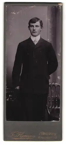 Fotografie F. Flarup, Flensburg, Grossestr. 75, Portrait junger charmanter Mann im Anzug