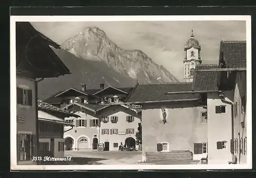 AK Mittenwald, Strassenpartie mit Kirche und Berg