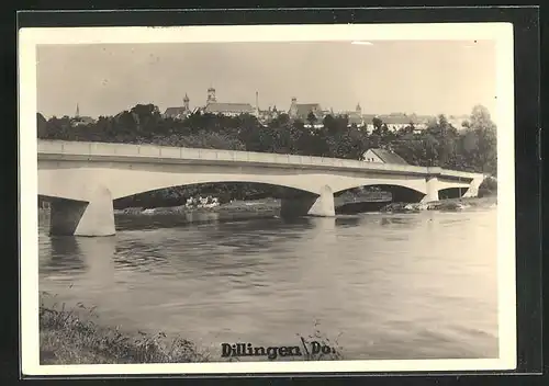 AK Dillingen / Do., Fluss mit Brücke und Ortsansicht