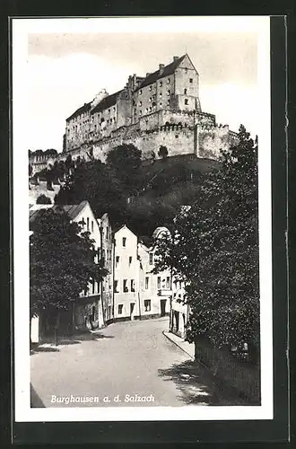 AK Burghausen a. d. Salzach, Strassenpartie mit Burg